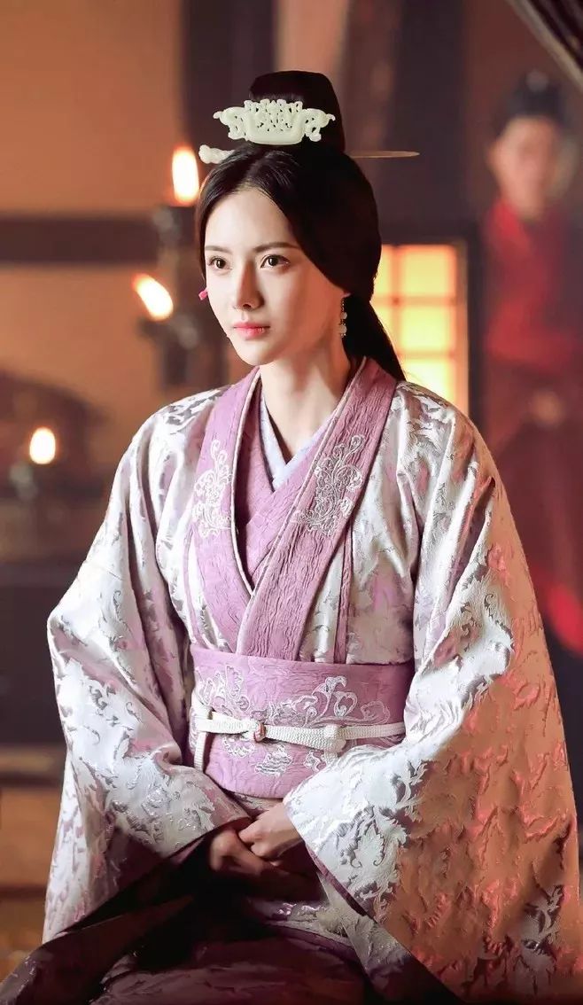 并列西施、貂蝉、昭君四大美女，偏偏少了她？只因甄宓名字太难念