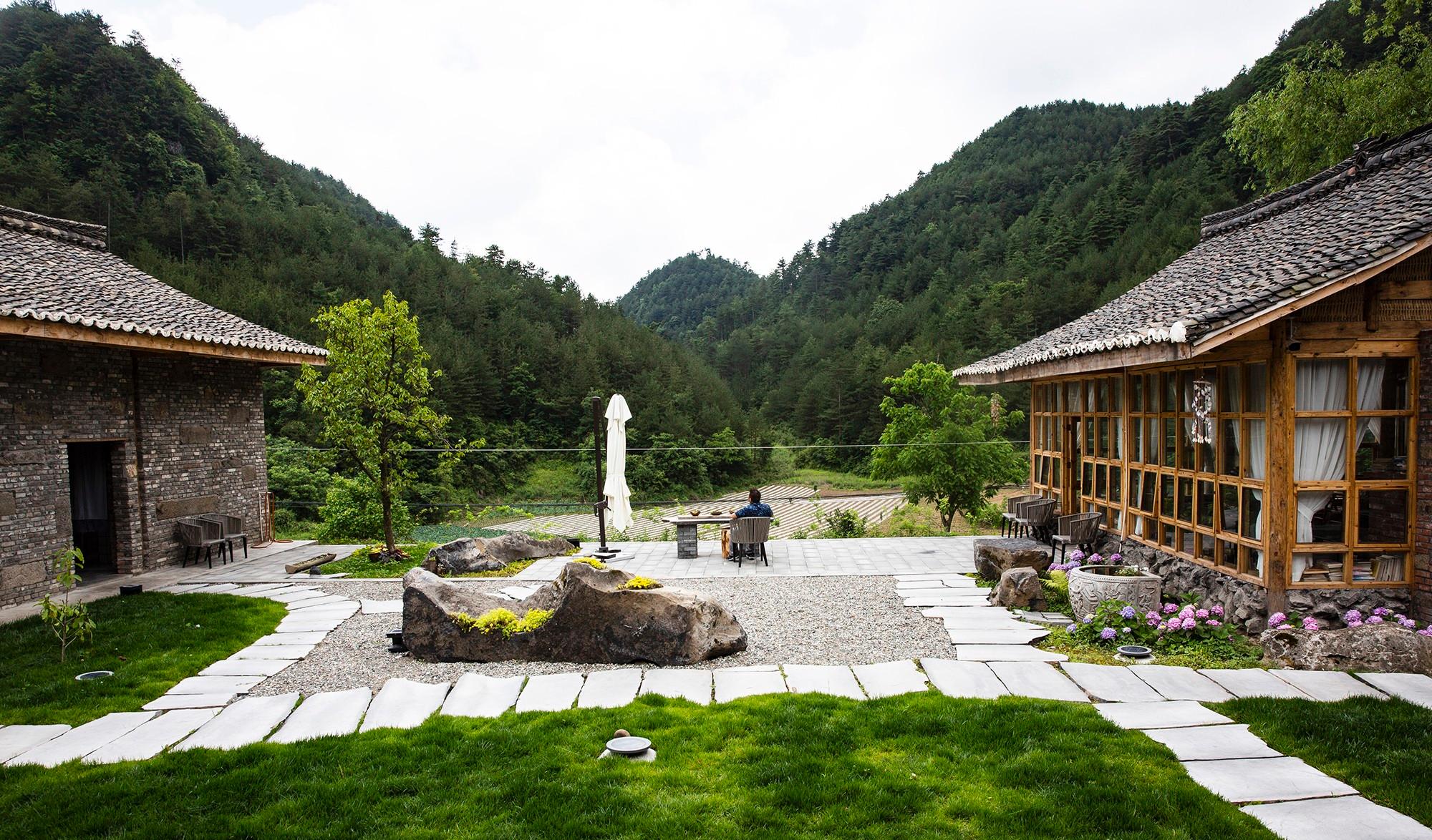 曾家山属于高山台地,四面环山,有云海,草海,林海,石海奇观,山顶小气候