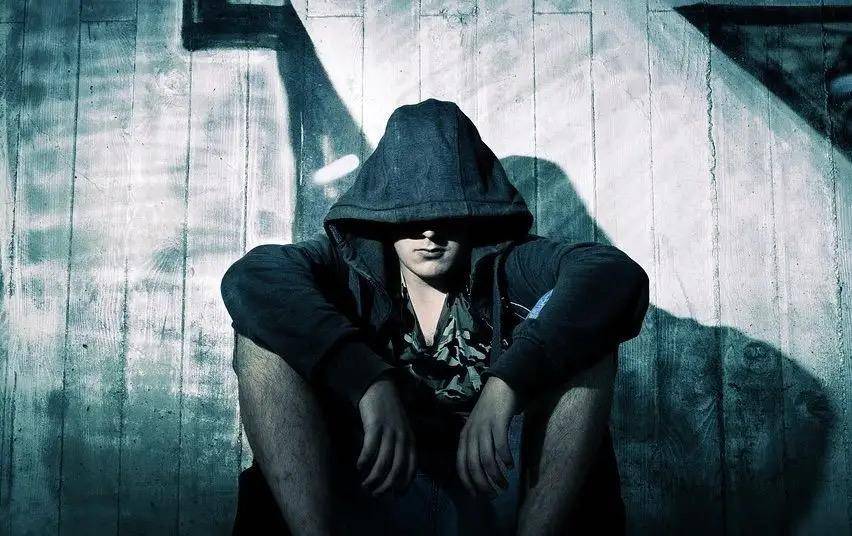 心理学:内心阴暗的狠角色,大多有4个特征,敬而远之