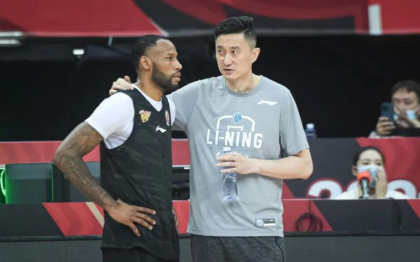 杜锋为什么不打nba(广东召开紧急会议！杜锋连夜离队返回东莞，或与球队引援有关系)