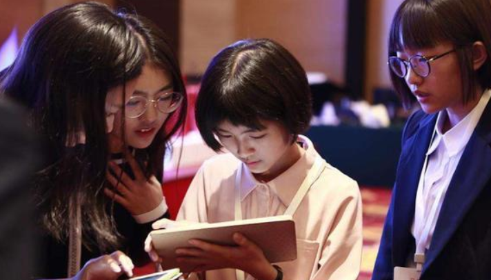 “高考700分和现金700万，你会选哪个？”00后大学生答案出奇一致