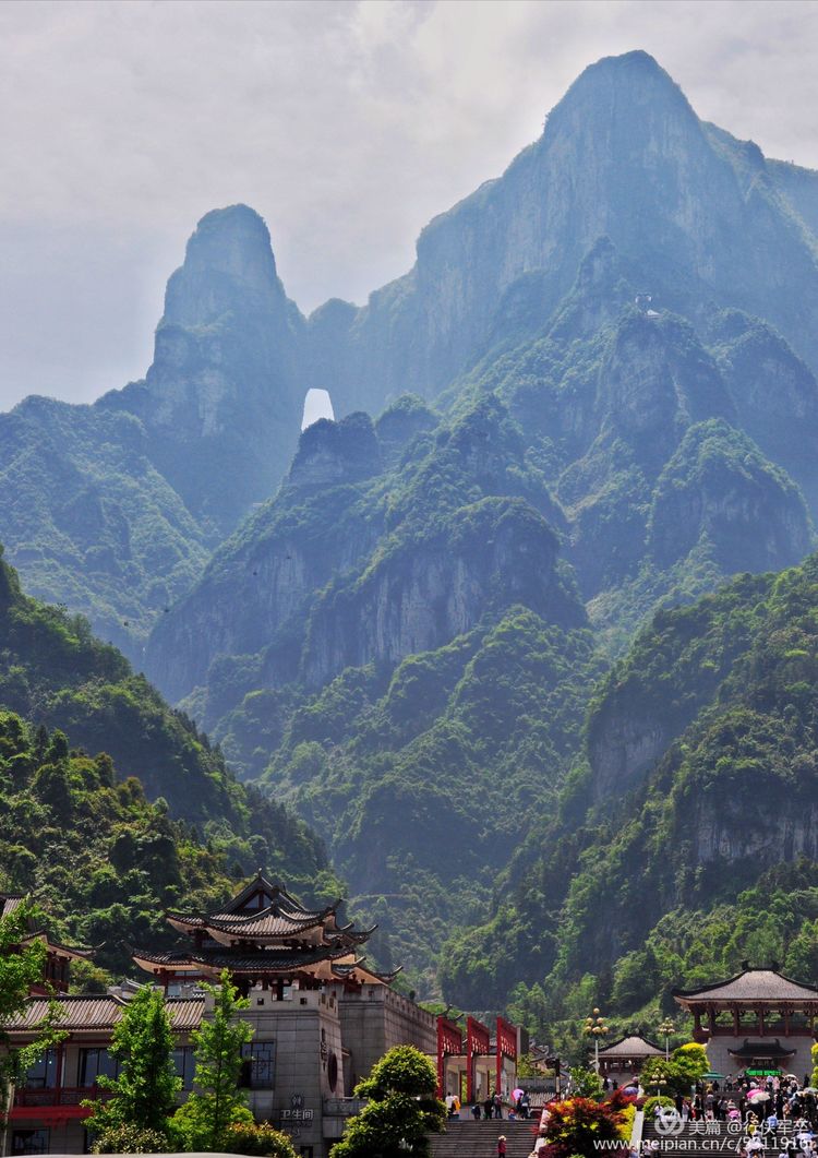 玉壶峰下松涛起，天界佛国掸尘埃！走遍千山万岭，唯天门山独有