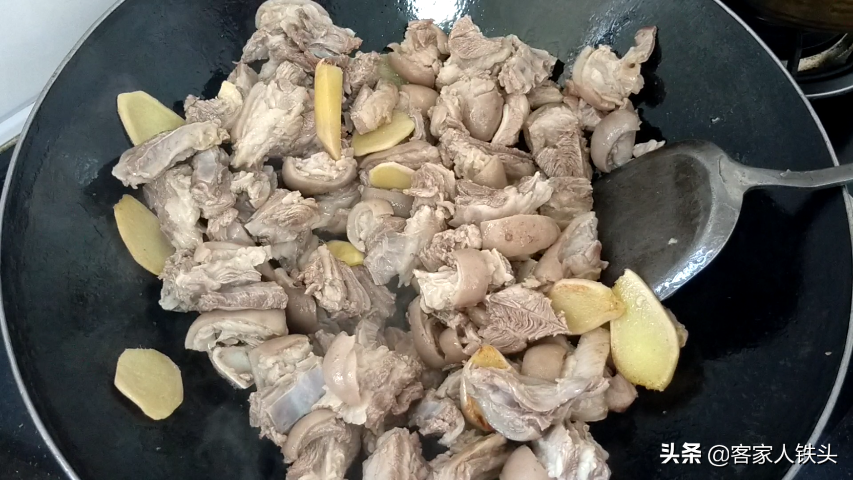 天冷，给家人做一锅特色羊肉，好吃又暖身，配料做法都简单，真香