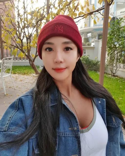 而李艺琳反其道而行之不仅将肌肉练得明显,她作为健美健身大赛中少见