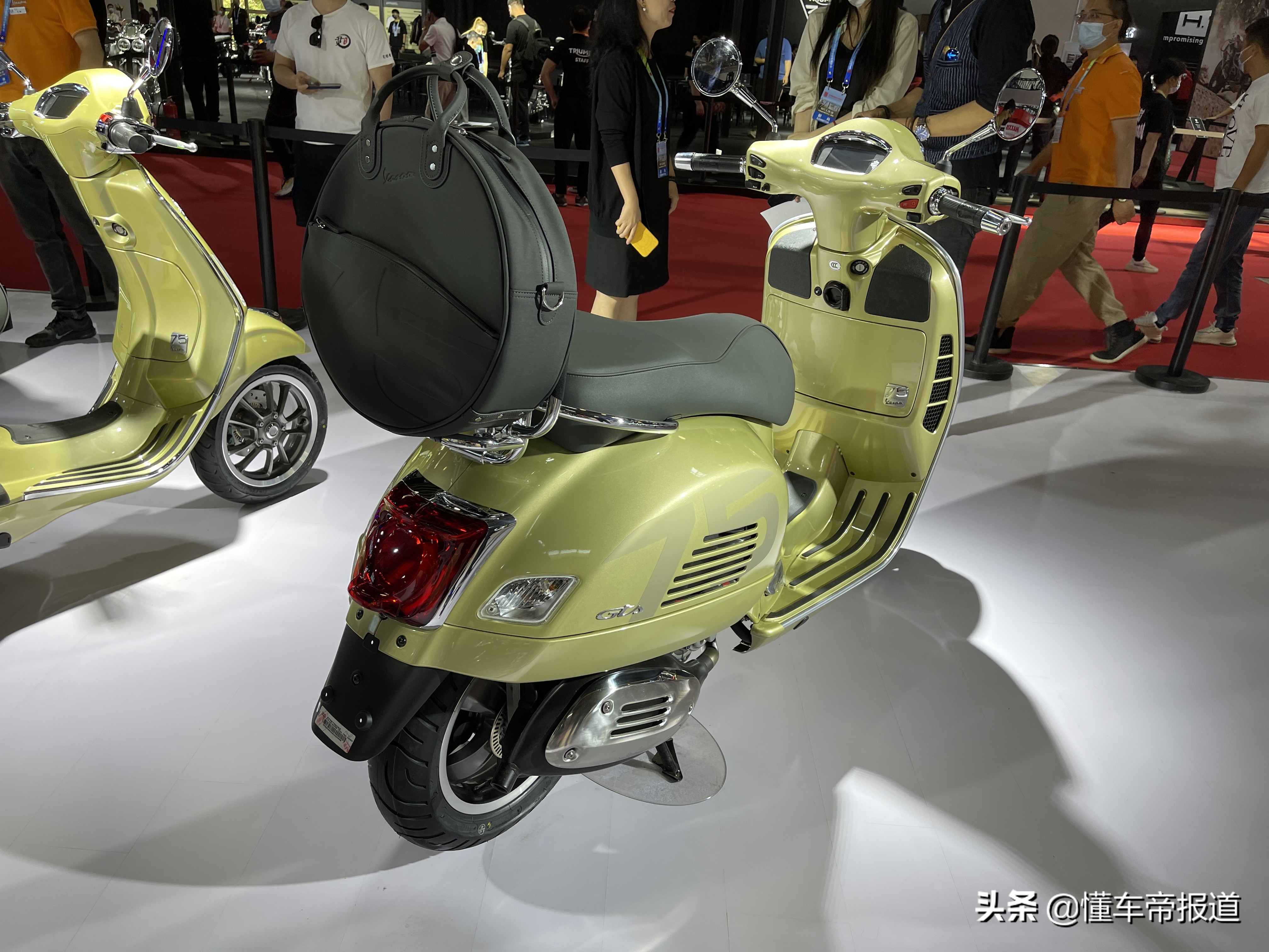新车 </p><p>　　 复古踏板天花板？Vespa金色75周年特别版上市，售3.88万元起