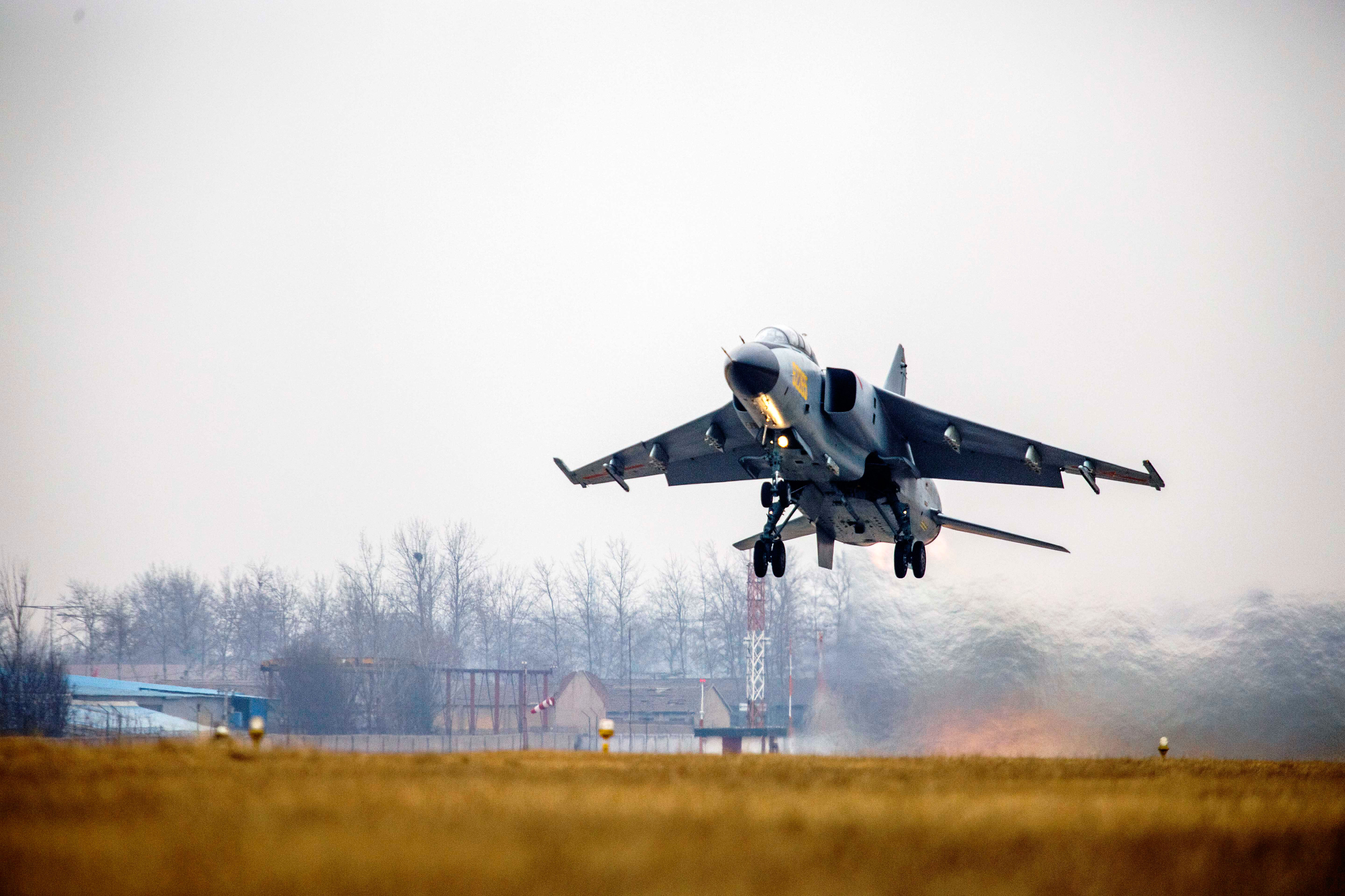 ��ž�3���غ��վ�����������̨��ǰ�̹٣�Ϊ�˷���̨�����ִ��