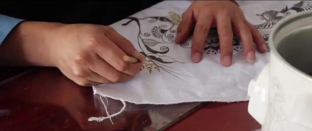 毕业季 | 来日后会相予期，布依绣娘送寄语