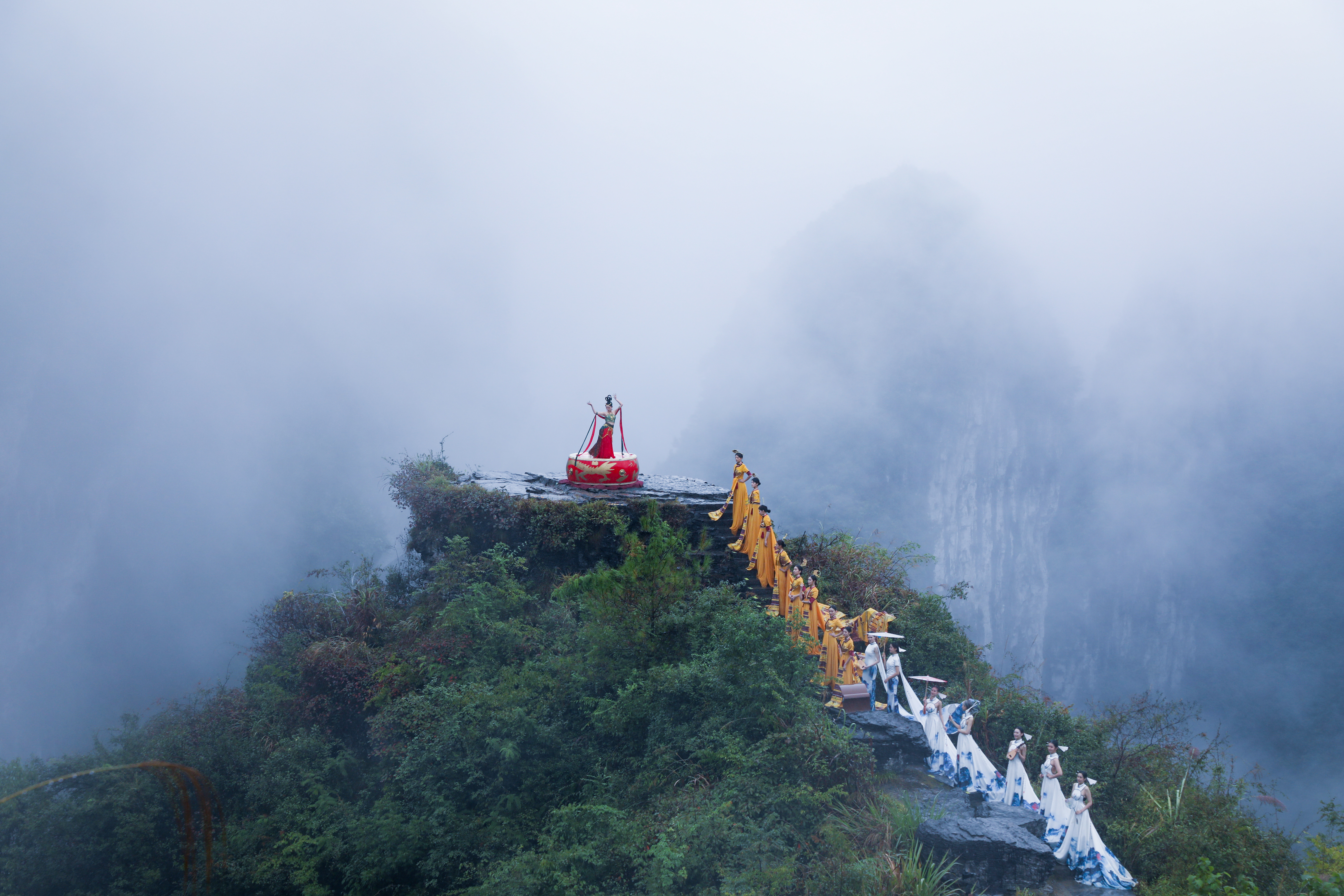 世界旅游文化小姐冠军天团打卡矮寨景区，奏响鼓文化节启幕大戏