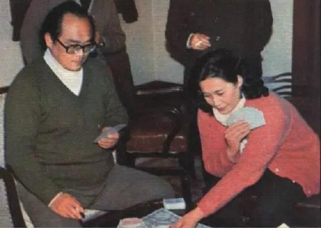 “歌唱家”朱逢博：丈夫死后不愿下葬遗体，痴情守候骨灰14年