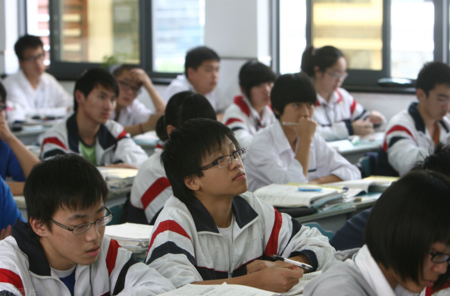 高中生掀起一股“弃英学日”的浪潮，理由很现实，学生也很无奈