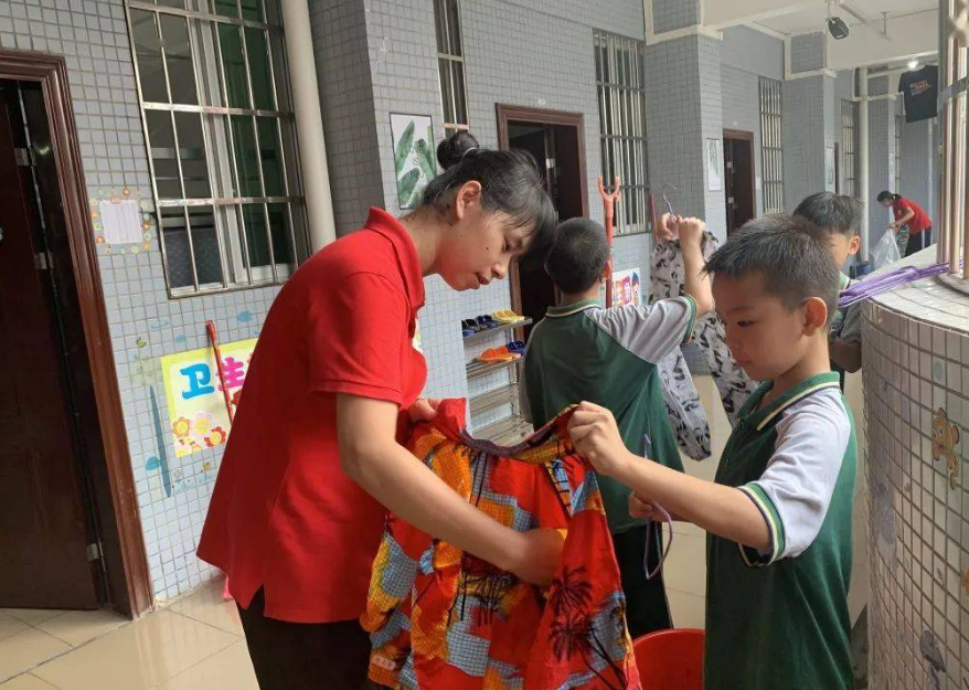 “寄宿学校容易毁了孩子”，班主任说出真相，你还敢让孩子寄宿吗