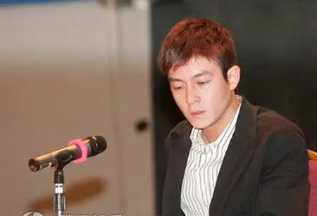 “顶流”吴亦凡：成名背后消失的“爸爸”