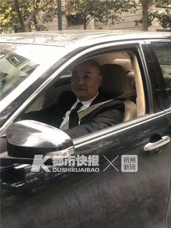 双门跑车不符合网约车条件，他又买了辆凯美瑞！月入四五万，不差钱的杭州43岁男人为什么早出晚归开专车？