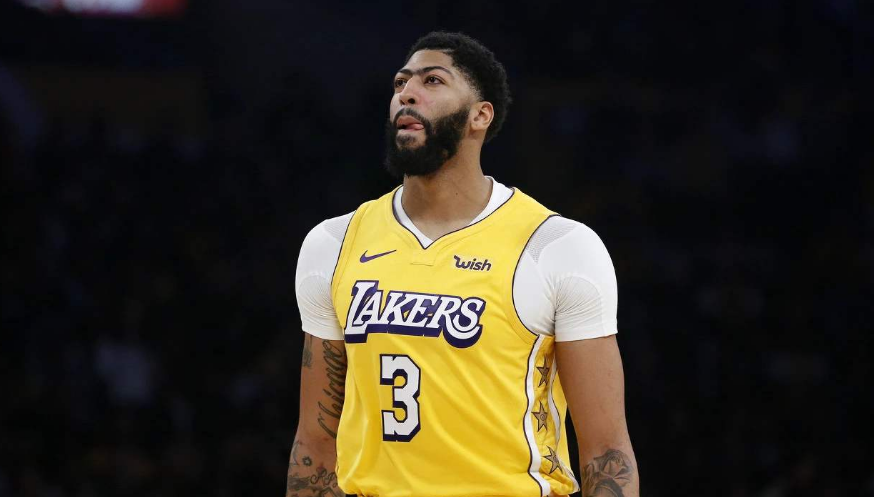 严格意义来说本赛季戴维斯才第一次披上3号战袍,但是论实力和未来,他