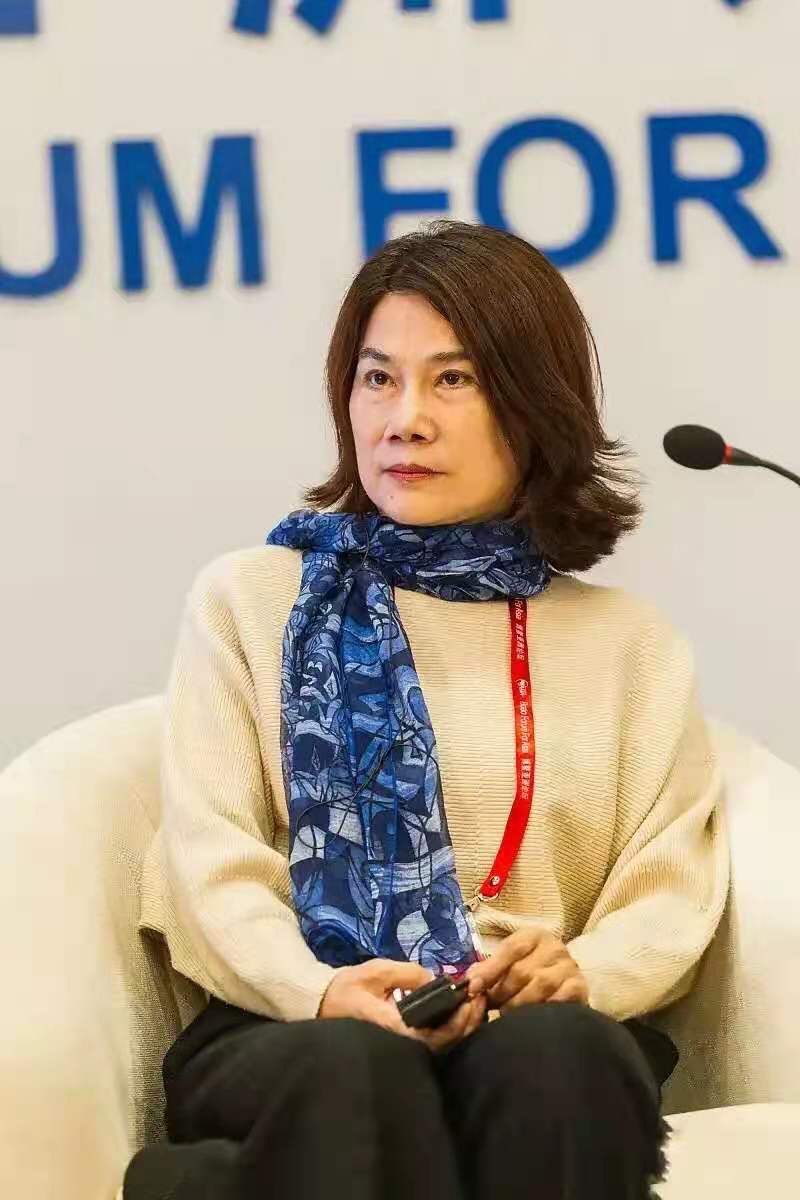 董明珠越老越时髦,穿开衫配渔夫帽气质变温柔,走路依然是霸总范