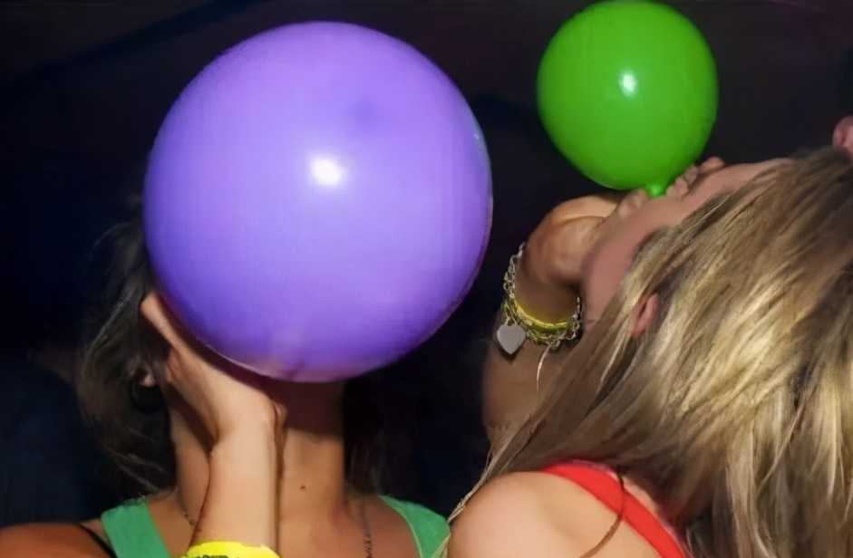 安徽两未成年少女吸食“笑气”被抓！女孩“笑气”成瘾任人摆布