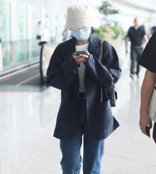 艺考北电第三的张子枫现身，包裹严实似心情低落，文化课不足400