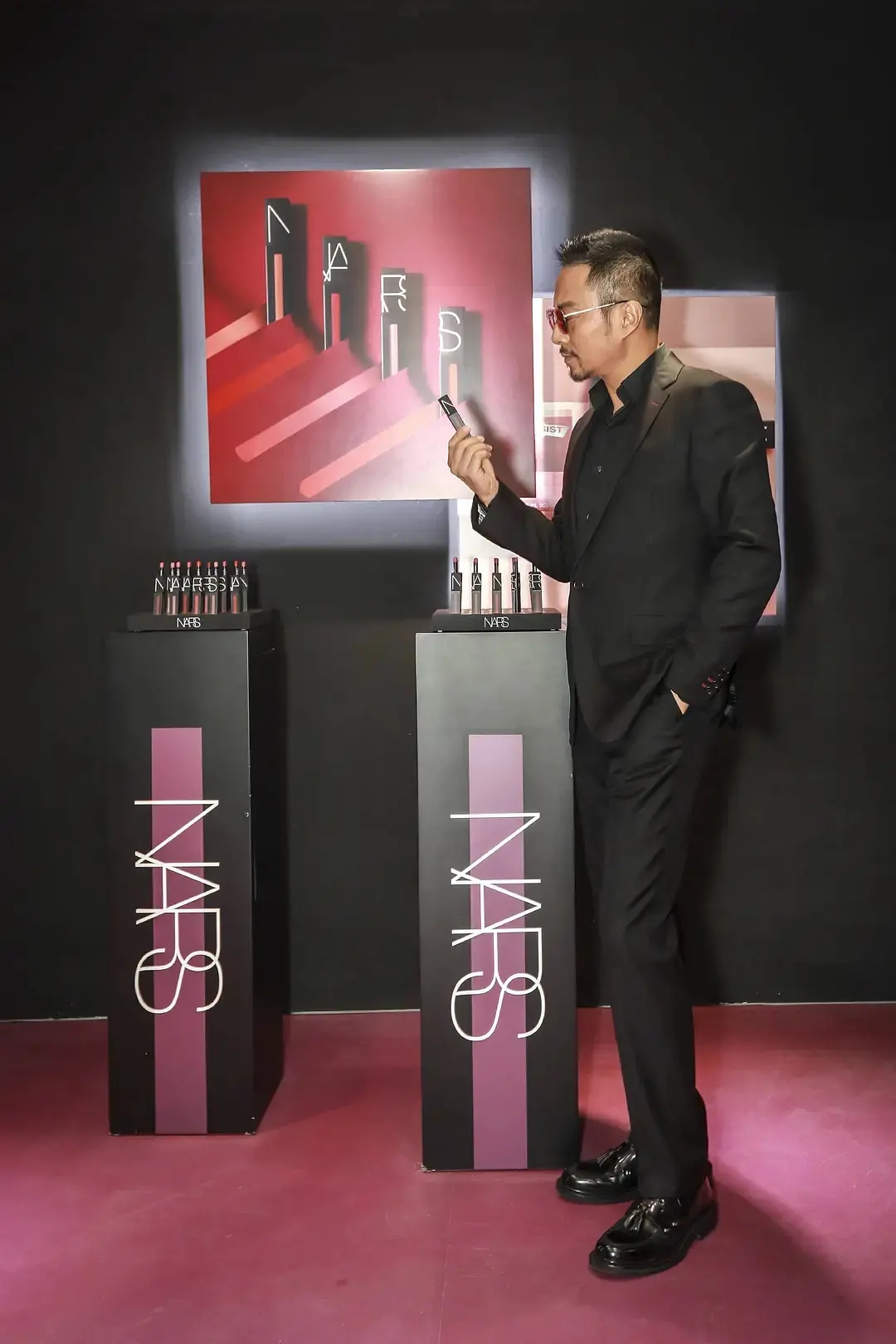 沈腾拍彩妆广告，还在线涂口红试色，沈叔叔是想劝人拔草吧……