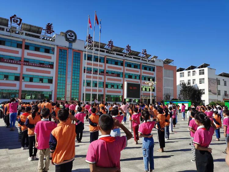 金秋十月，喜迎国庆——淅川县盛湾镇小全体师生庆祝国庆