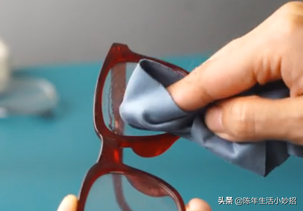 眼镜上有划痕该如何修复呢？