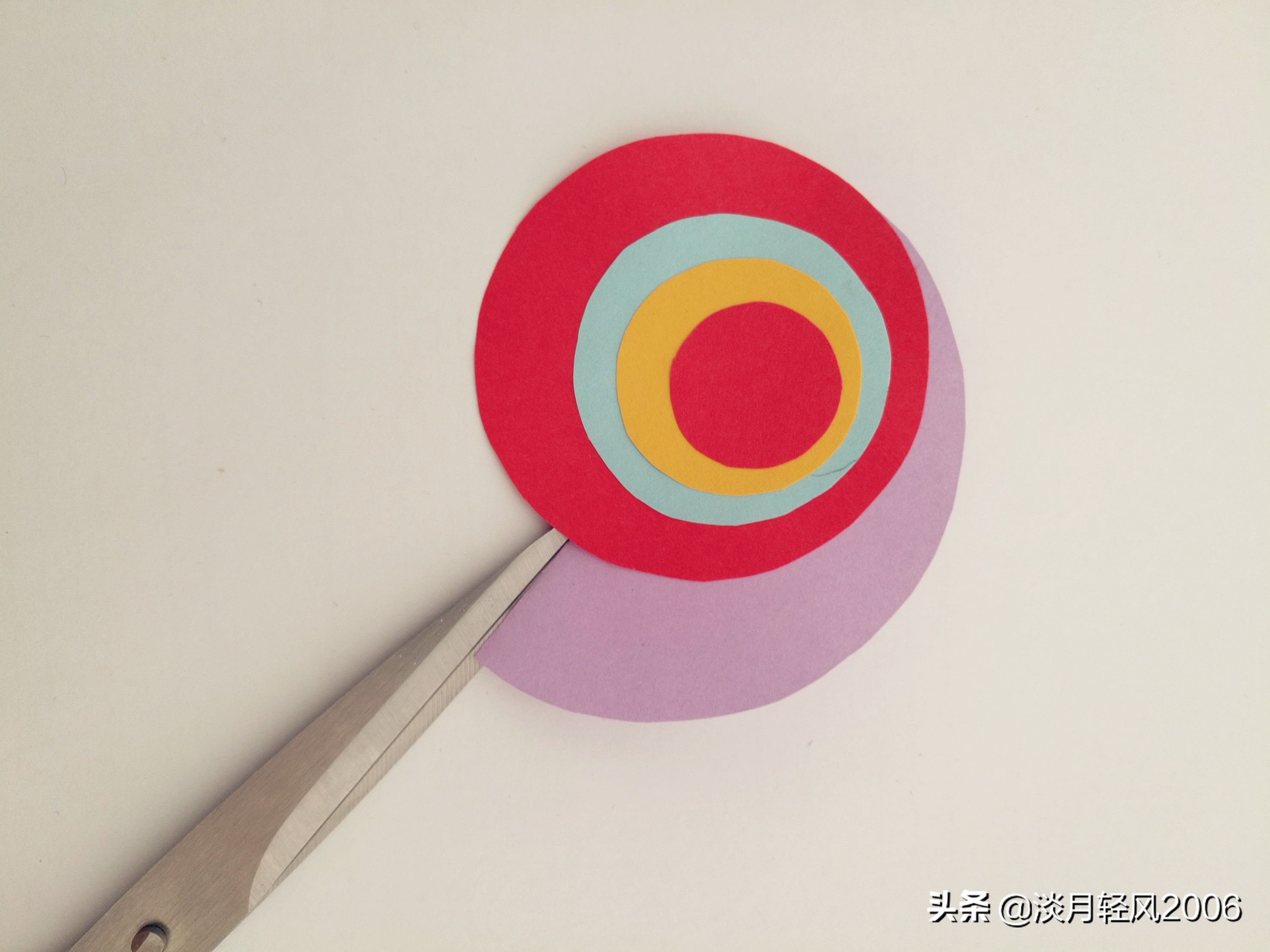 幼儿园亲子手工,用彩色卡纸剪10个圆两个长条,做出一个小蜗牛