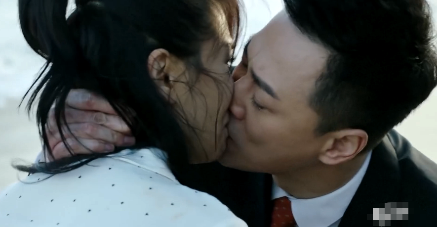 刘涛林峯亲密戏曝光!跪在海边含泪相拥吻,43岁演少女被嘲显老