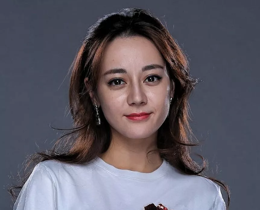 迪丽热巴生图引热议,粉丝斥摄影师恶意P图,对方怒曝原图视频