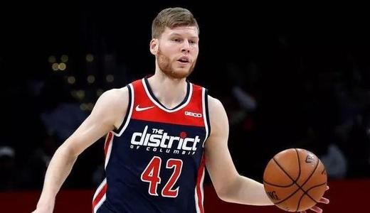 nba球衣为什么两侧那么宽(肩宽5个等级：贝尔坦斯C级，浓眉肩膀5个头宽S级，那SSS呢)