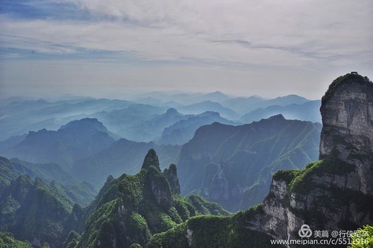 玉壶峰下松涛起，天界佛国掸尘埃！走遍千山万岭，唯天门山独有