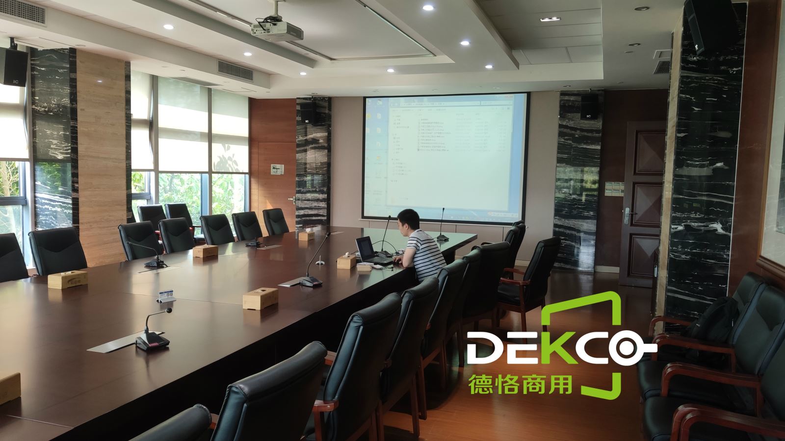 手把手教您，如何将笔记本电脑信号无线投屏到电视或投影机显示