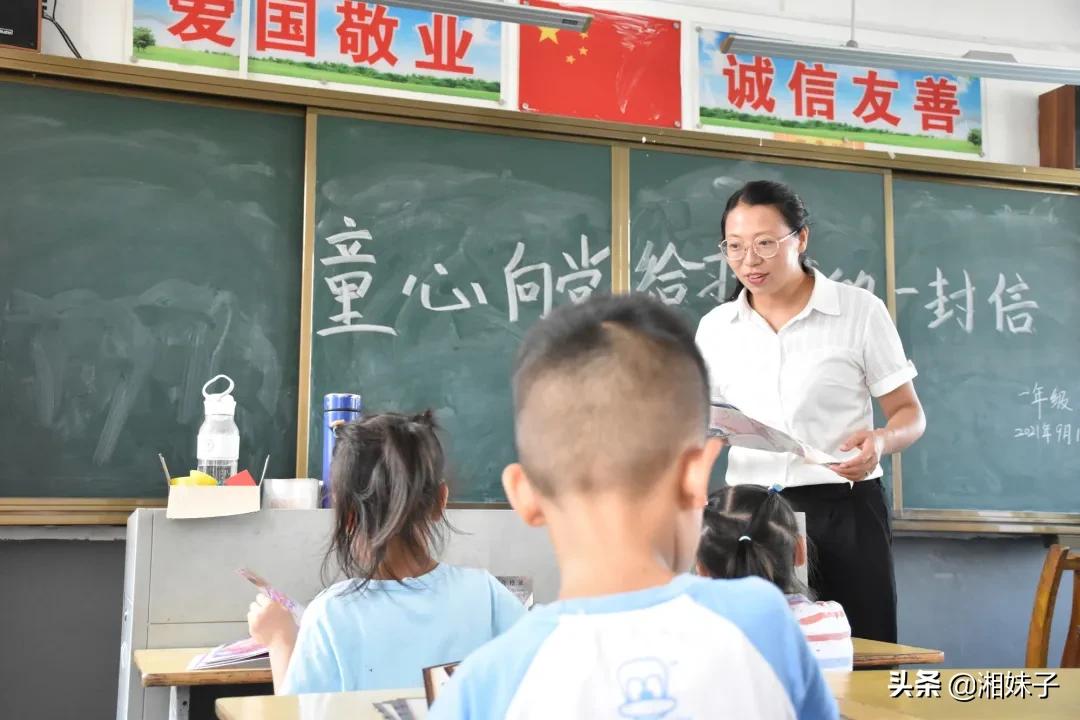 瑶乡新建了芙蓉学校！被叮嘱“好好保护眼睛”的小姑娘走进新教室，小树苗正茁壮成长…