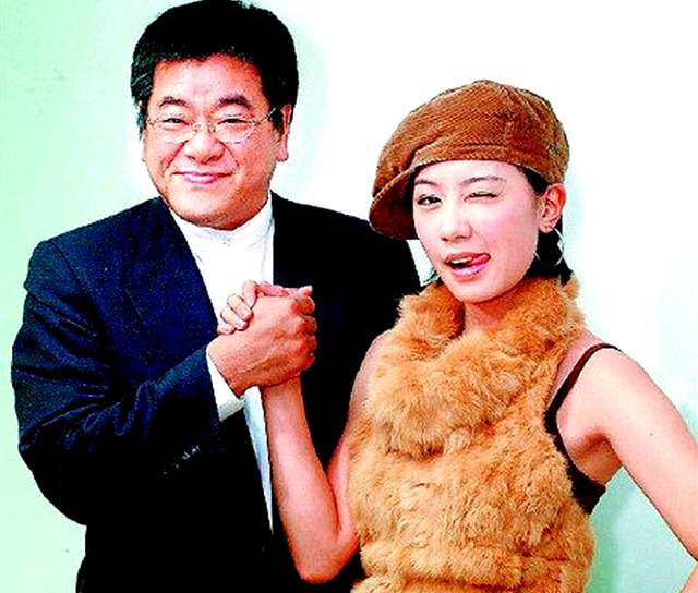 刘德华赞叹，干爹力捧，“颠倒众生”的贾静雯上位黑红内幕