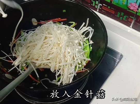 清炒金针菇的做法（教你做出咸香味美的清炒金针菇）