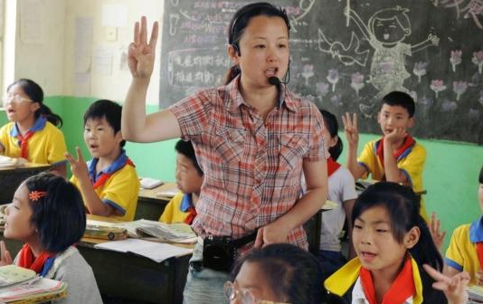 教师工资发生变化，拟将实行薪资新方案，收入差距又被拉大