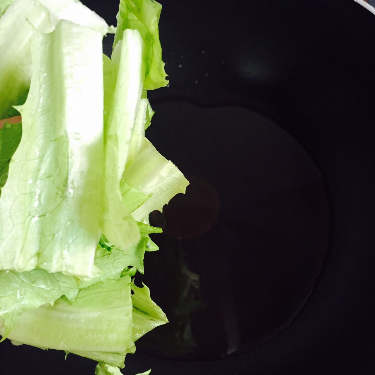 油麦菜怎么炒好吃又简单（家常清炒油麦菜经济实惠又好吃）