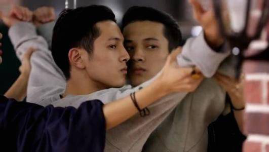 寒门“小胡歌”高考落榜，79岁奶奶借钱陪读，终熬出头当上男主