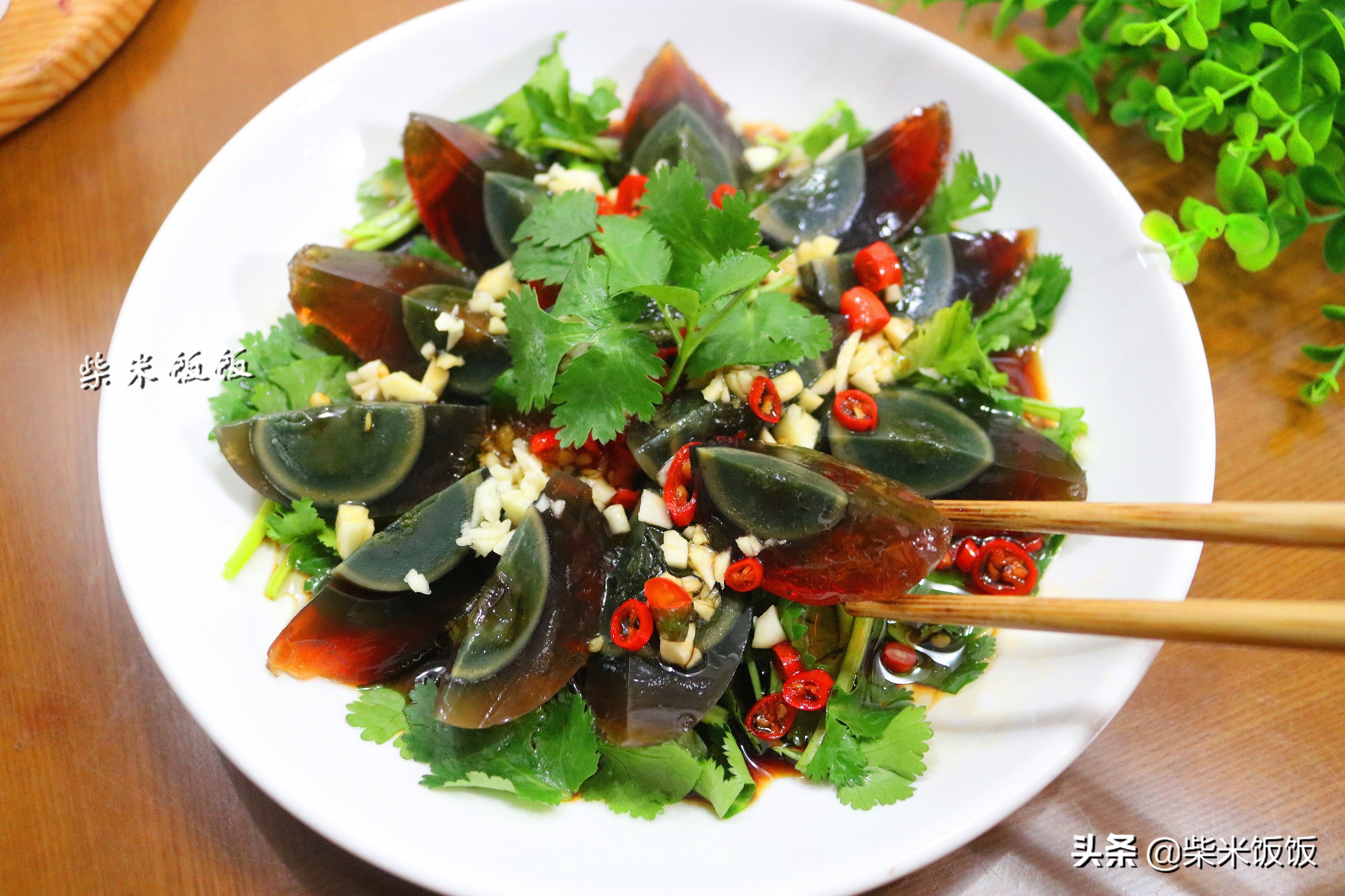凉拌皮蛋怎么做？一碗料汁就够了！这味道，宴客也够面