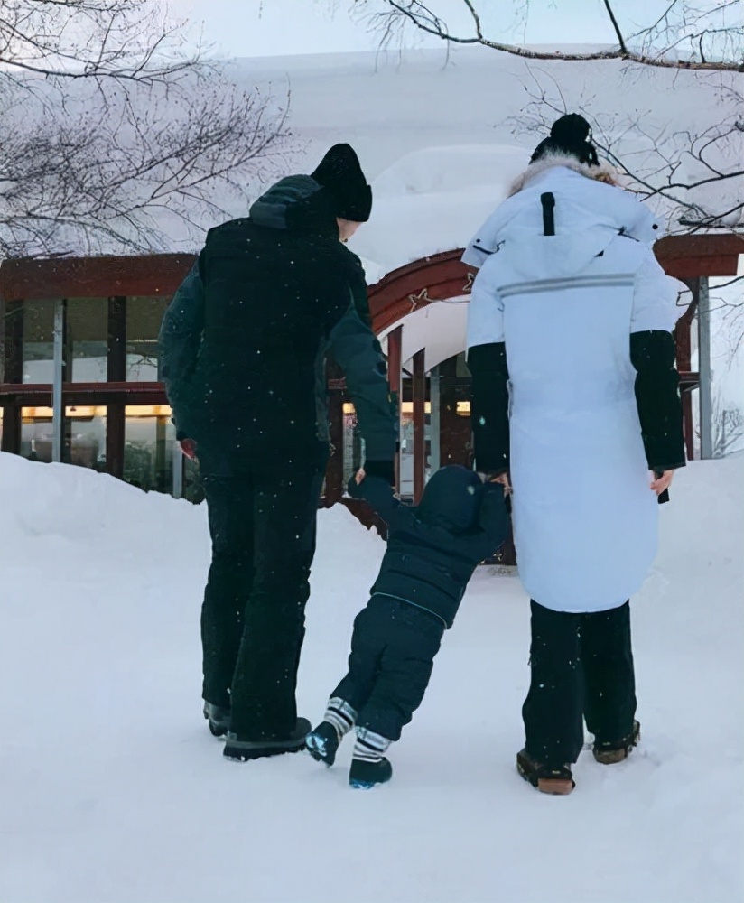 黄晓明生日小海绵送手写祝福，baby也节目秀恩爱，一家三口太幸福