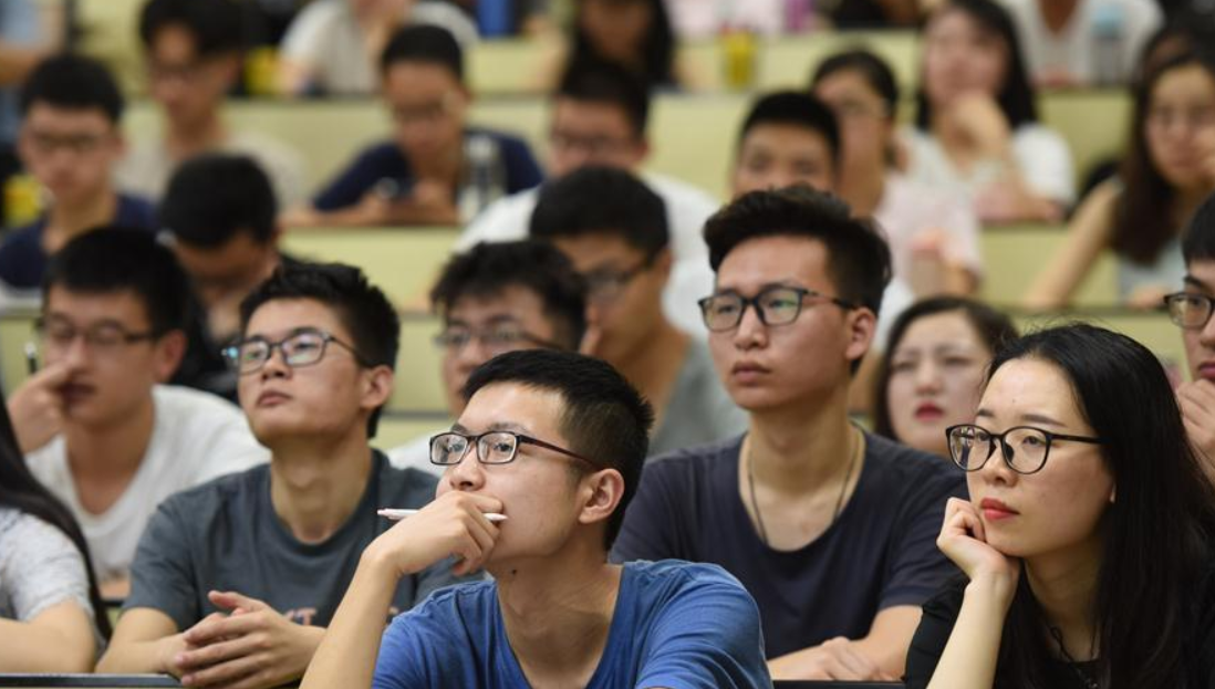 这所985大学位置荒凉，被调侃为“流放地”，学生笑称:骑骆驼上学