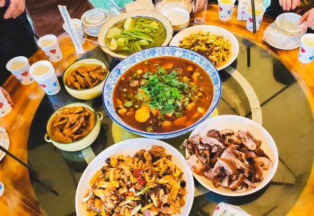 农庄夜景吃饭发朋友圈的句子?