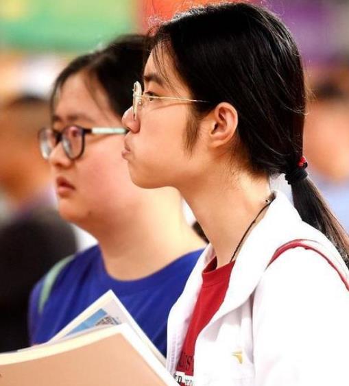 高考只考了300分，没填报志愿却收到8封录取通知书，考生笑哭了