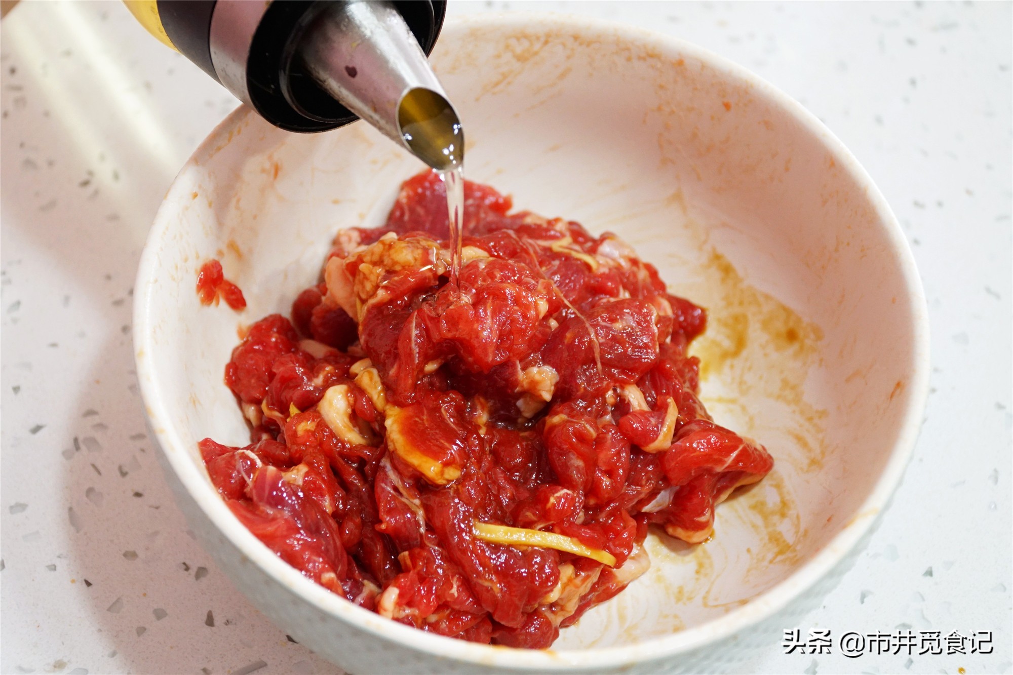 炒牛肉直接下鍋就錯了，容易炒老，用它拌一拌，怎么炒都滑嫩鮮美