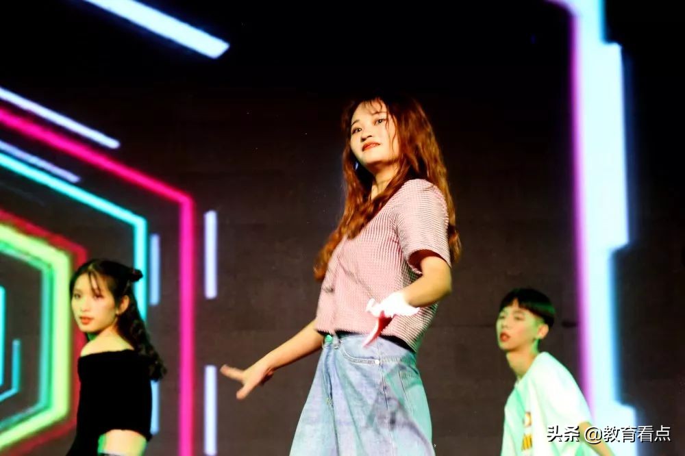 青春献礼新时代，为广东省华立技师学院艺术节点赞