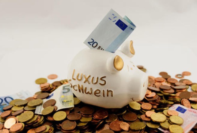 银行卡长期不用，没钱又不去注销，多年后会欠银行很多钱么？