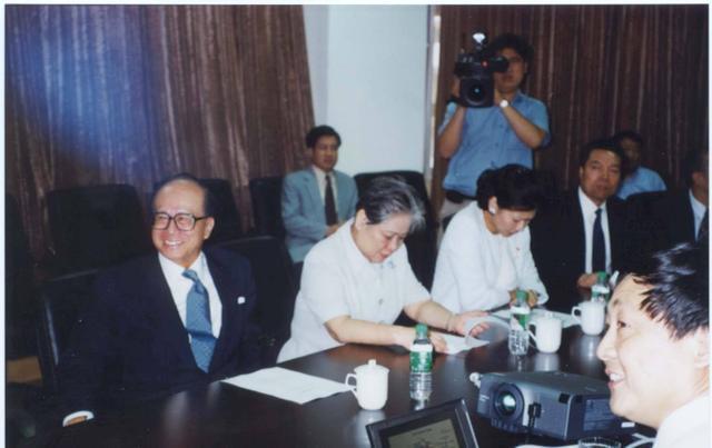 李嘉诚不饮酒，为何在一次学术交流会上放出豪言：喝两杯