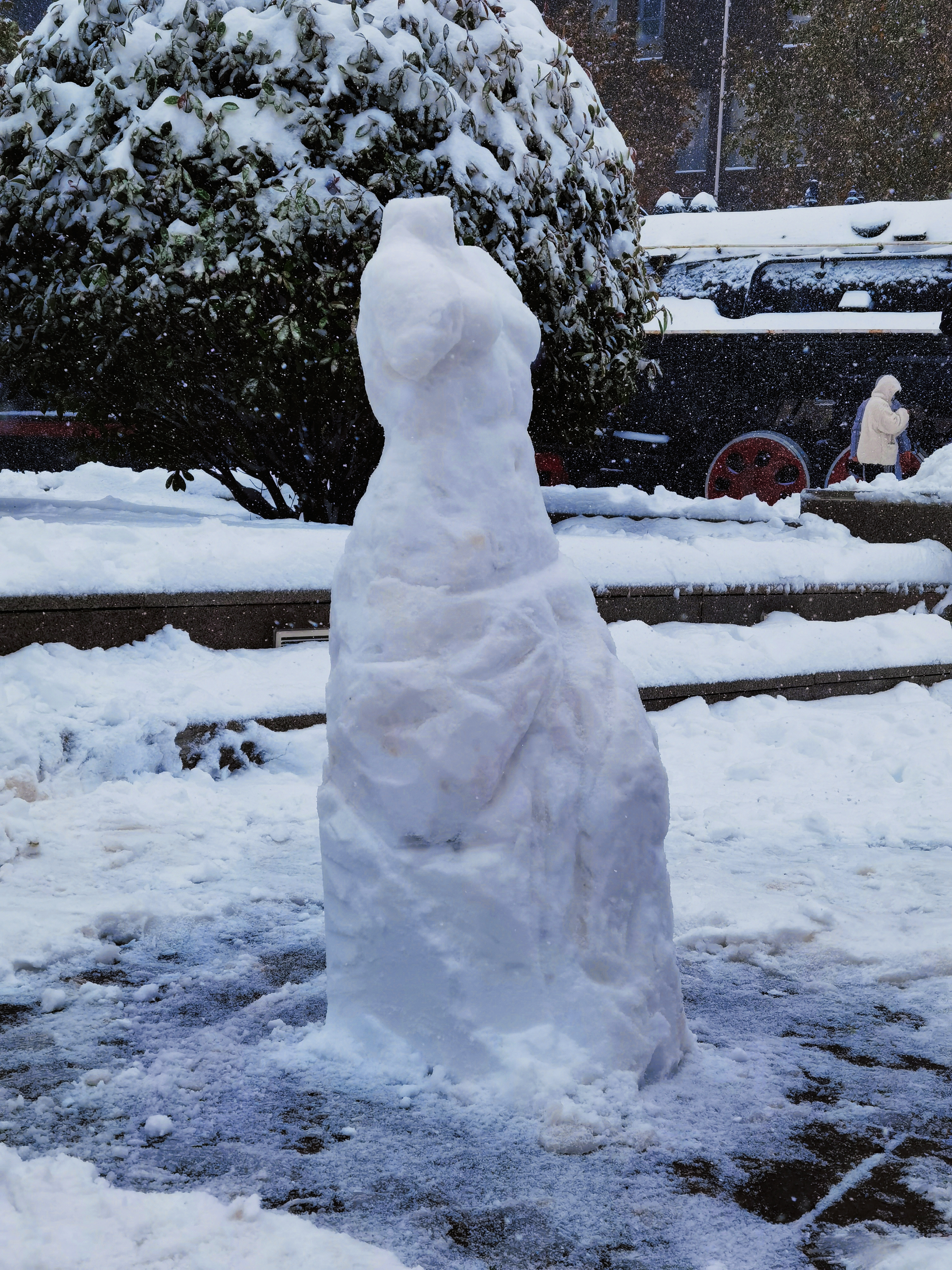 济南一高校学生用雪堆出“断臂的维纳斯”网友：堆雪人都内卷起来了