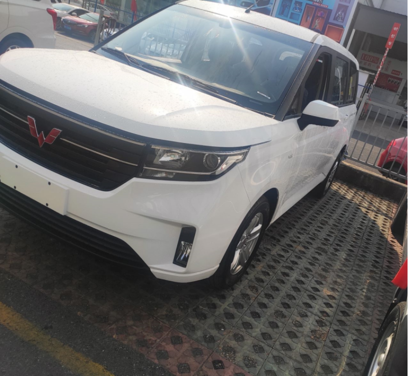 到店实拍五菱宏光PLU，六万多的车能带给你K-car风与大七座