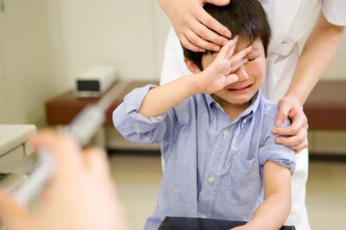 为什么你家孩子胆小？家长有很大的责任，对症下药才能解决问题