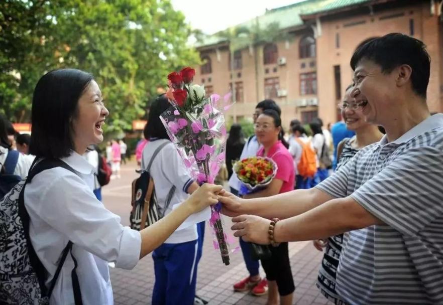 高考当天，家长有必要“全程陪考”吗，这位家长的做法值得学习