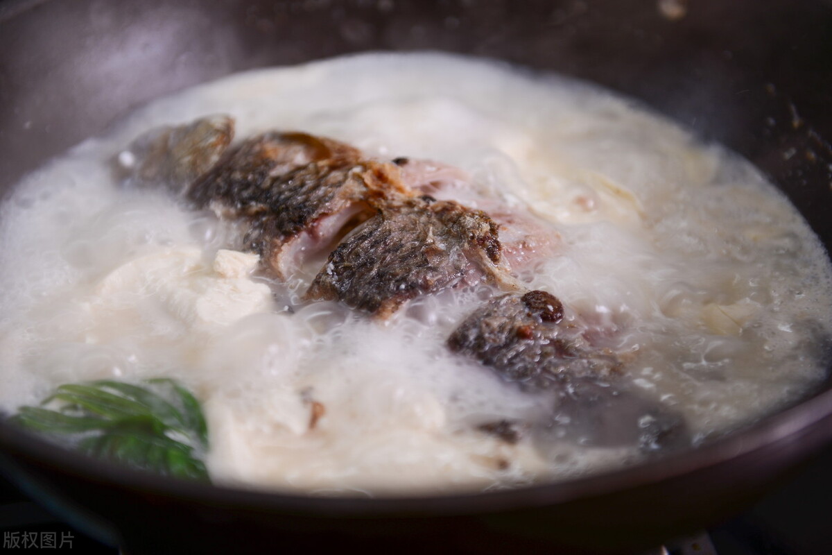 鲫鱼豆腐汤，怎样才能熬出白汤？鱼肉提前煎一步，汤汁更白更香